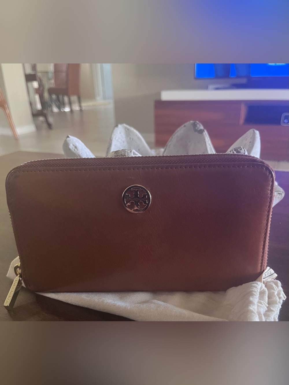 Close out sale Tory Burch Brown Leather Zip Wallet preloved …great wallet ❤️